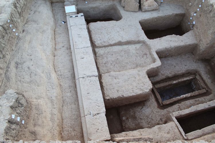 eikona2.jpg Εικ. 2: Ταφή εξωτερικά του Ηρώου κτερισμένη με τα σανδάλια του νεκρού (5ος αι. π.Χ.).