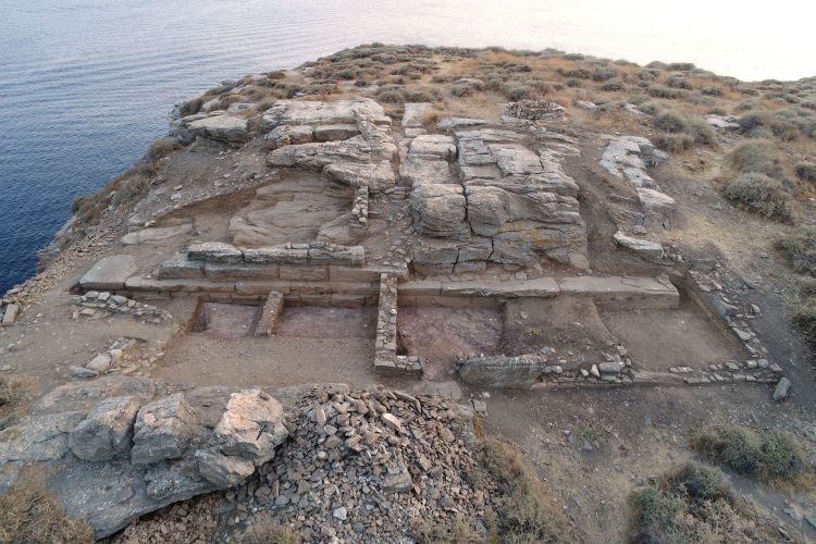 kithnos1.jpg Μνημειακό ανάλημμα κλασικών-ελληνιστικών χρόνων και ορθογώνιοι χώροι της ύστερης αρχαιότητας / Πρωτοβυζαντινών χρόνων