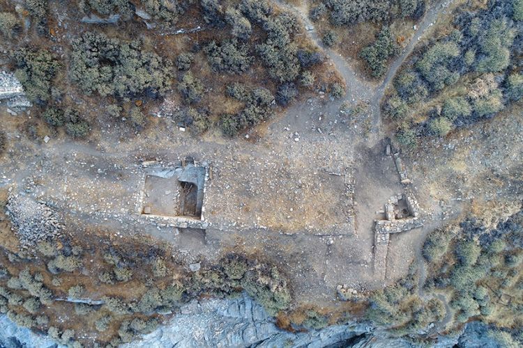kithnos3.jpg Αεροφωτογραφία τμήματος του Κτηρίου 2 (αριστερά ο Χώρος ΙΒ, δεξιά ο Χώρος Η και η πύλη)