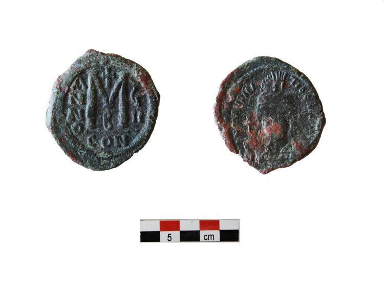 kithnos5.jpg Χάλκινος φόλλις Μαυρικίου Τιβερίου (582-602) από το Χώρο ΙΒ του κτηρίου 2 (τέλη 6ου αιώνα).
