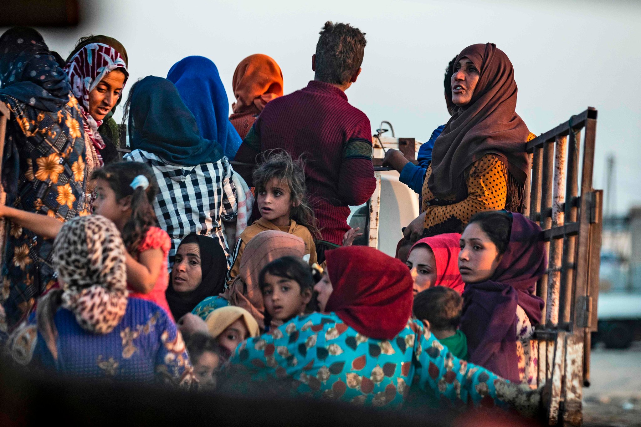 syria.jpg Στην περιοχή Ras al-Ain τρέχουν μακριά από τις περιοχές που βομβαρδίζονται