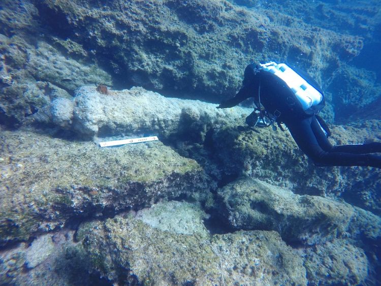 kasos03.jpg Εικόνα 3. Σιδερένιο κανόνι με επίπαγο ασβεστολιθικών ιζημάτων (φωτ. C. Hoye)