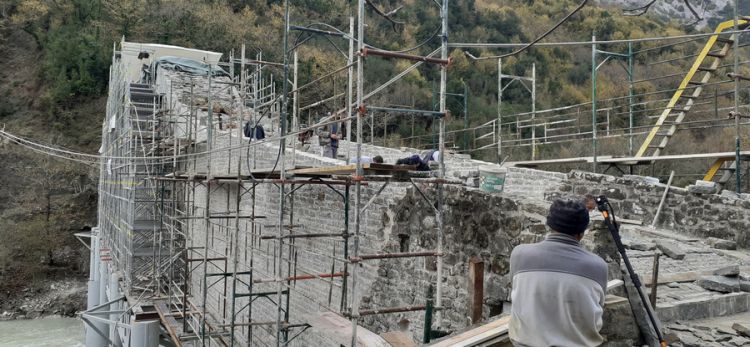 gefuri-plakas1.jpg Το γεφύρι της Πλάκας