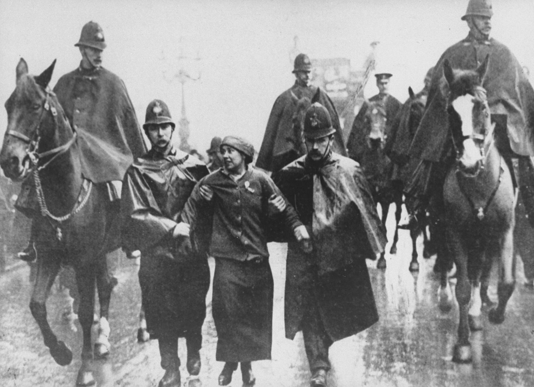 hist_uk_20_suffra_pic_pankhurst_sylvia_police_trafalgar_london_1912_g_19sep2015.jpg