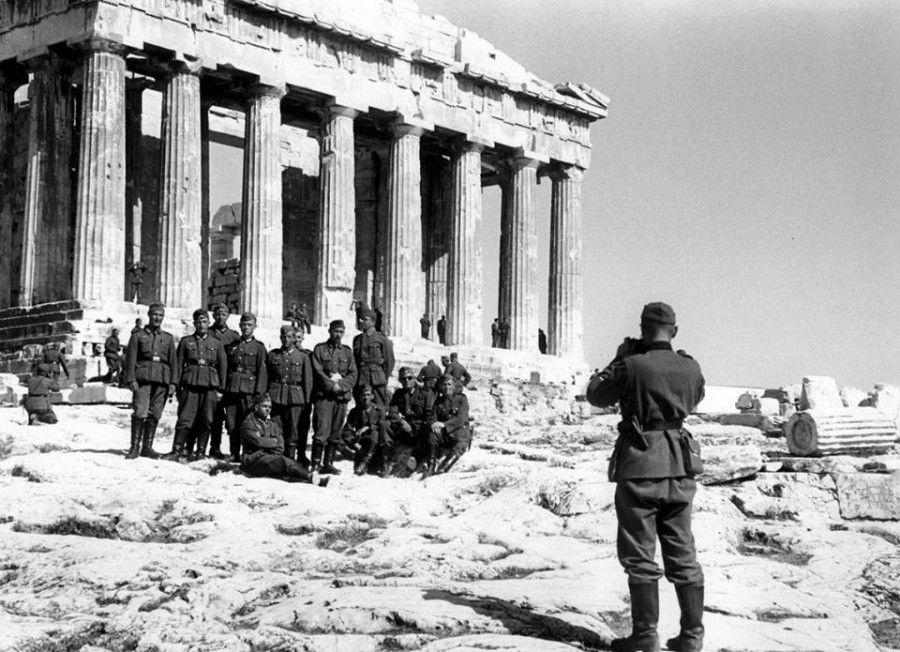 Αθήνα, 1941, αναμνηστική φωτογραφία Γερμανών στρατιωτών μπροστά τον Παρθενώνα ...