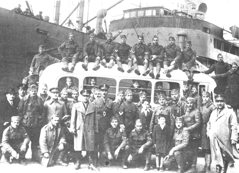 Λέσβιοι στρατιώτες έτοιμοι να αναχωρήσουν για το μέτωπο από το λιμάνι της Μυτιλήνης το 1940