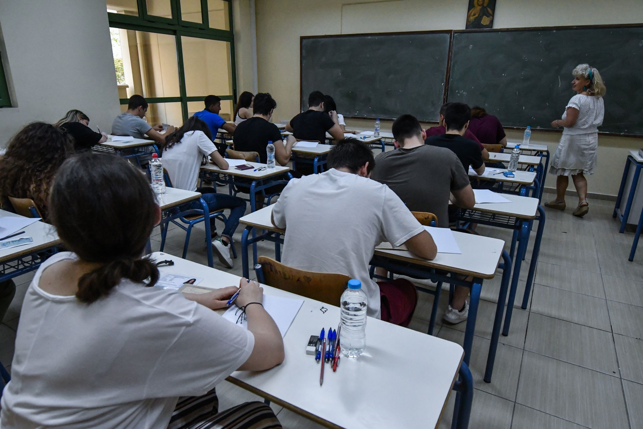 panellinies_2021.jpg πανελλήνιες 2021 εξετάσεις μαθητές στην τάξη