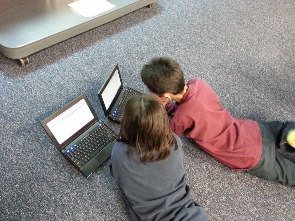 αγόρι κορίτσι μαθητές υπολογιστές εξ αποστάσεως εκπαίδευση