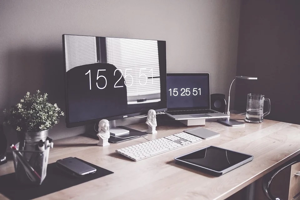 laptop_home_office_table.jpg laptop_home_office_table.jpg