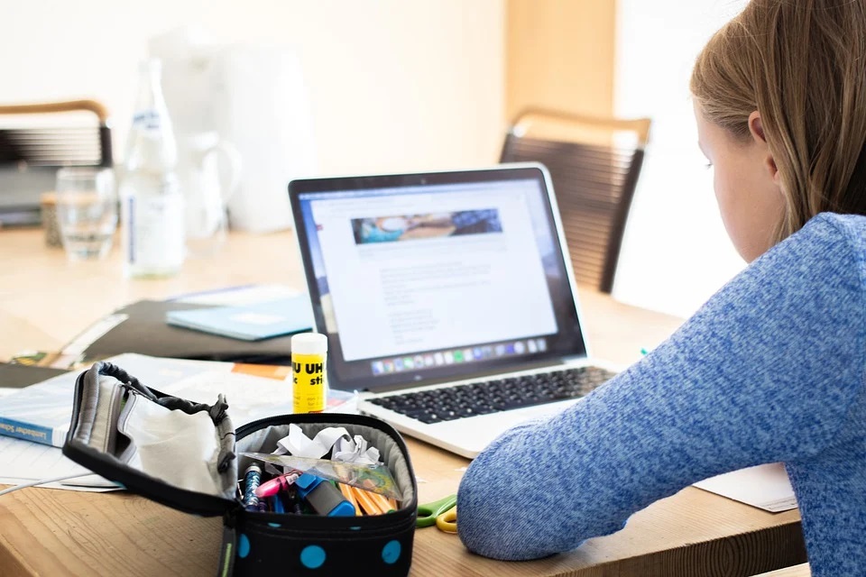 mathites_laptop_tilekpaideusi_webex.jpg mathites_laptop_tilekpaideusi_webex.jpg