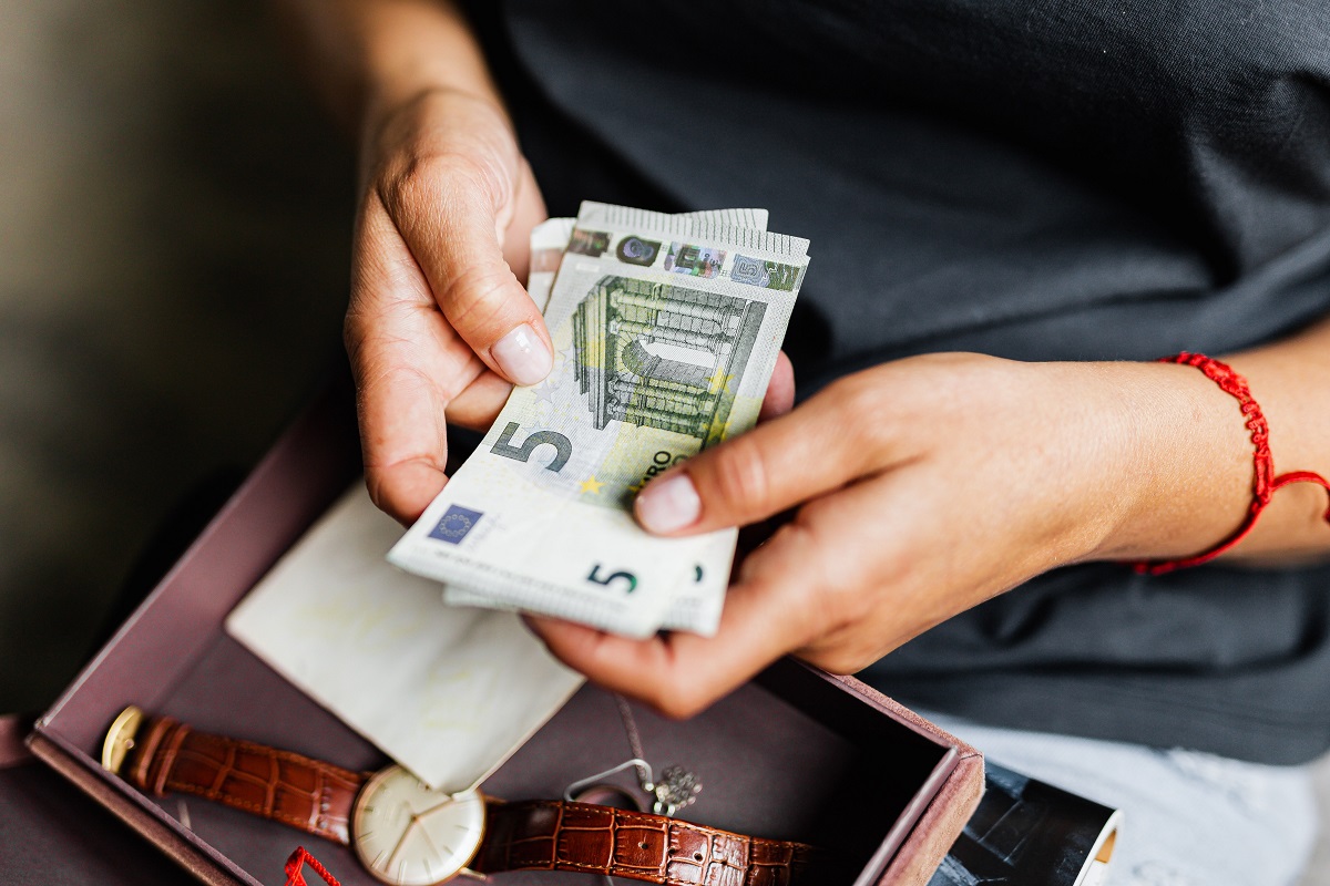 money_euros_opeka_xrimata_lefta_hands.jpg ΟΠΕΚΑ: Πότε πληρώνονται τα κοινωνικά επιδόματα του Μαρτίου