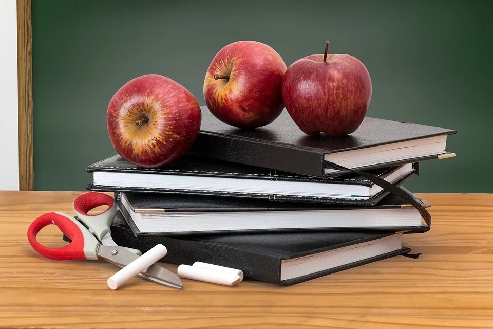 school_education_tetradia_notbook_kimolies_chalks_apple.jpg