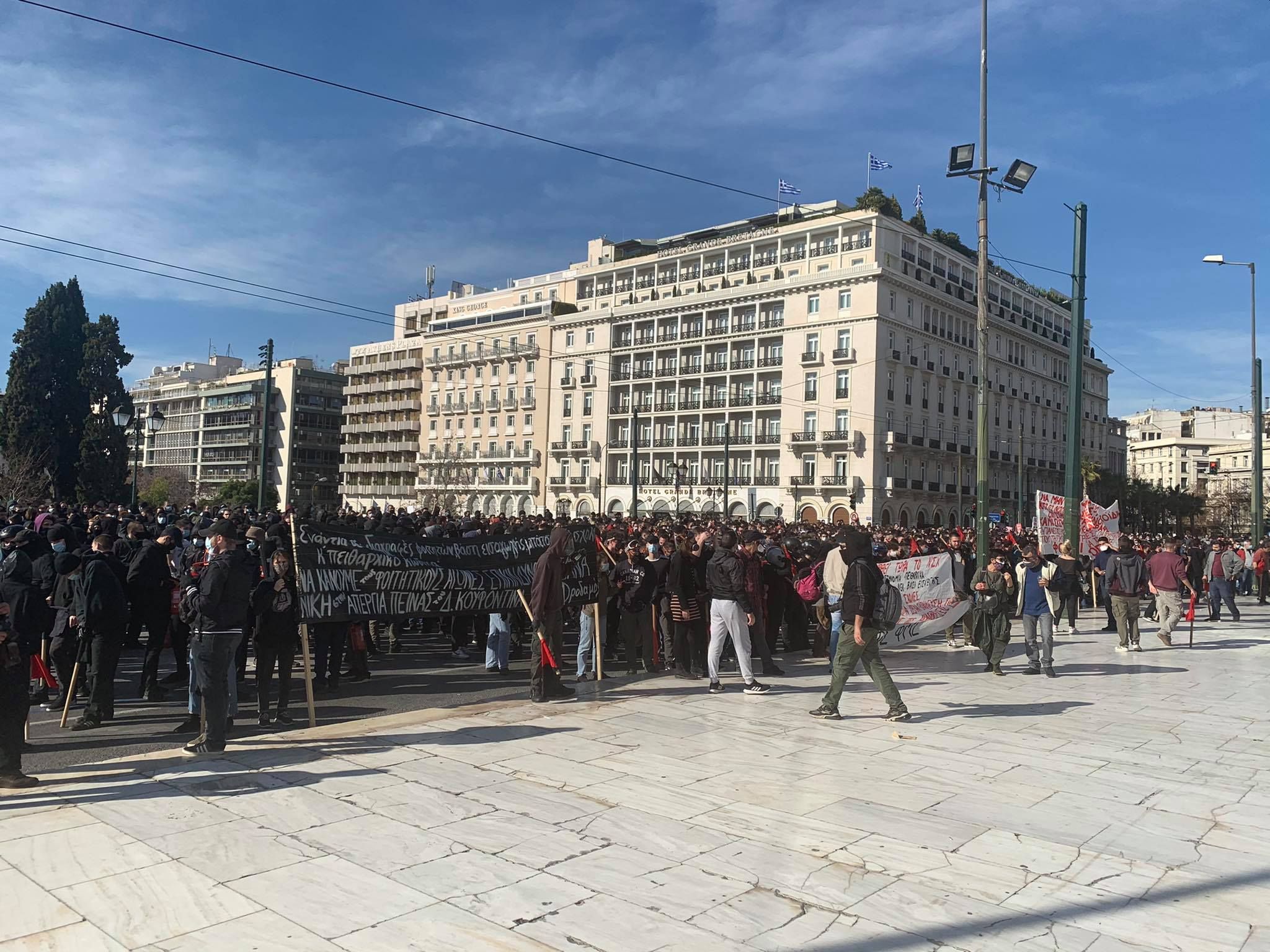 Διαδηλωτές στην πλατεία Συντάγματος