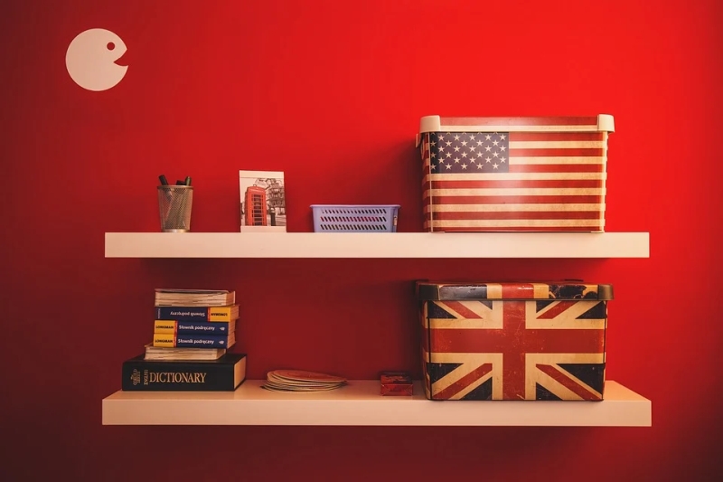english_american_rafia_biblia_koytia_kokkino_molybia_karta.jpg english american ράφια βιβλία κουτιά κόκκινο μολύβια κάρτα
