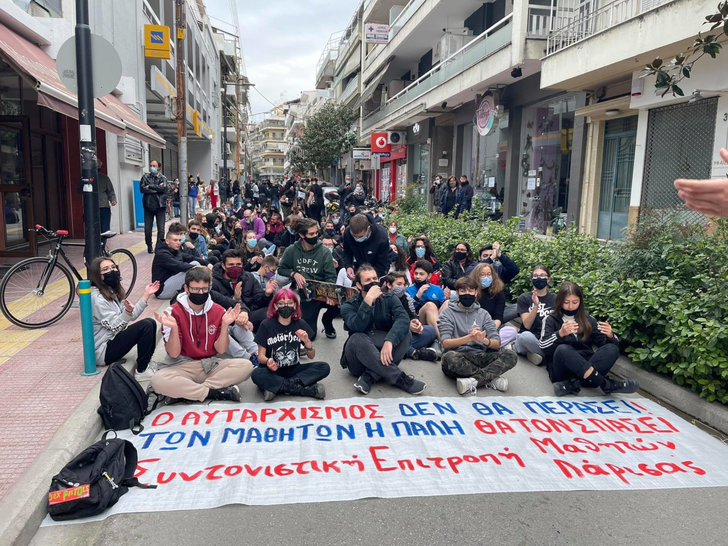 mathites_foitites_larissa_2.jpg mathites foitites larissa 2