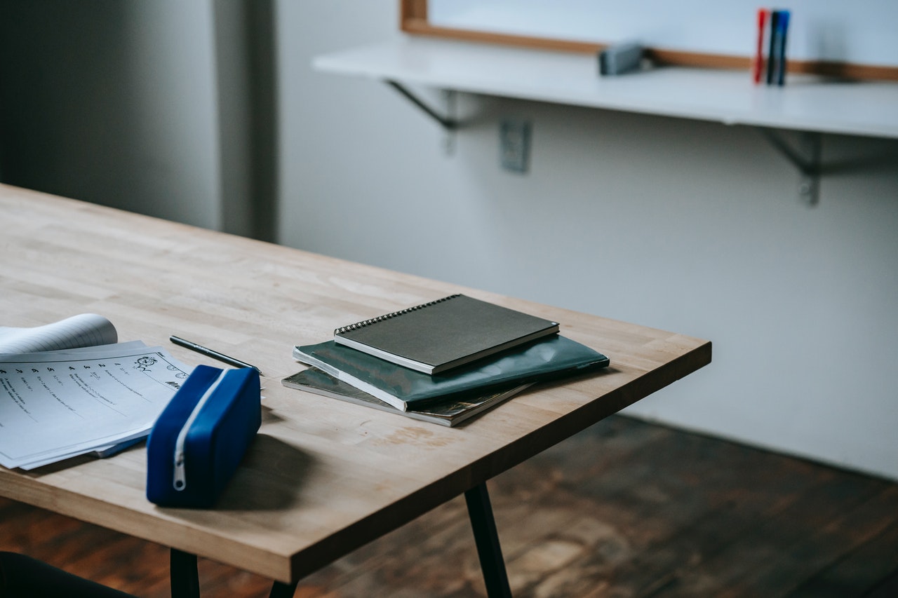 sxoleio_school_aithousa_class_desk.jpg sxoleio_school_aithousa_class_desk.jpg