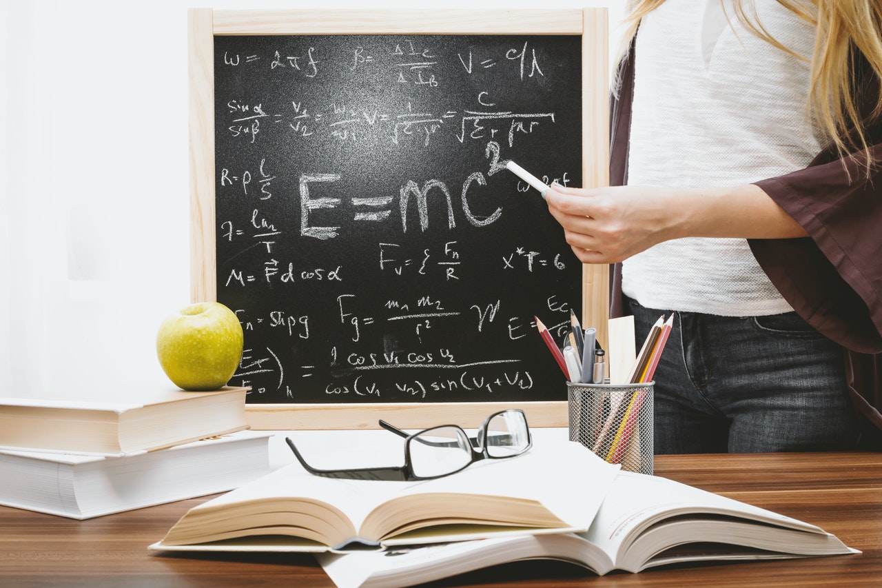 theacher_daskala_pinakas_blackboard.jpg Πανελλήνιες 2021: Οι βάσεις για τις Παιδαγωγικές Σχολές