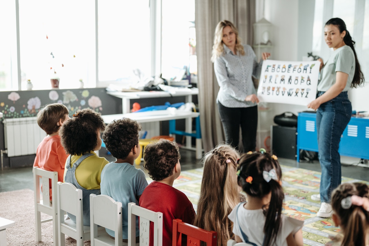 paidikoi_stathmoi_teacher_nipiagogeio.jpg