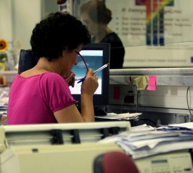 Δημόσιος υπάλληλος σε γραφείο εργάζεται