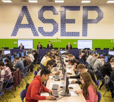 Γραπτός διαγωνισμός του ΑΣΕΠ. Υποψήφιοι γράφουν σε υπολογιστές