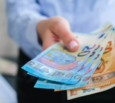 γυναικείο χέρι κρατάει χρήματα σε χαρτονομίσματα ευρώ