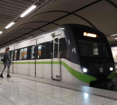 Σταθμός του Μετρό με συρμό στην αποβάθρα και επιβάτες. Το άρθρο αφορά τις μόνιμες προσλήψεις ελεγκτών κομίστρου στη ΣΤΑΣΥ