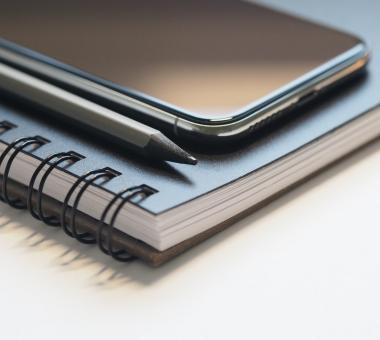 foto_education_notebook_phone_alfavita.jpg