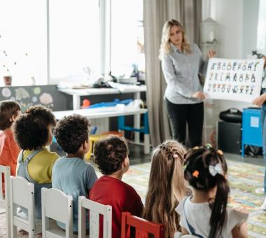 paidikoi_stathmoi_teacher_nipiagogeio.jpg