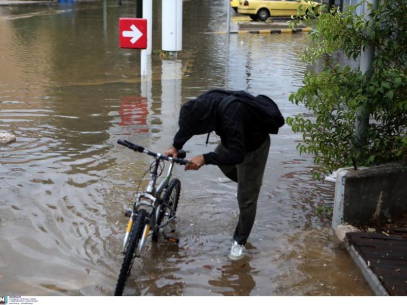 κακοκαιρία, βροχή, Μπάλλος, πλημμύρες δρόμος, ποδήλατο, ποδηλάτης