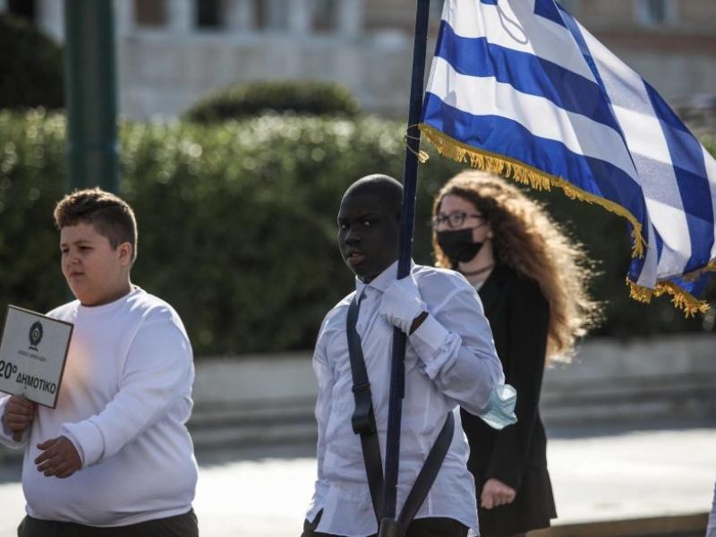 28η Οκτωβρίου, σημαιοφόρος, παρέλαση, μαύρος μαθητής, ελληνική σημαία