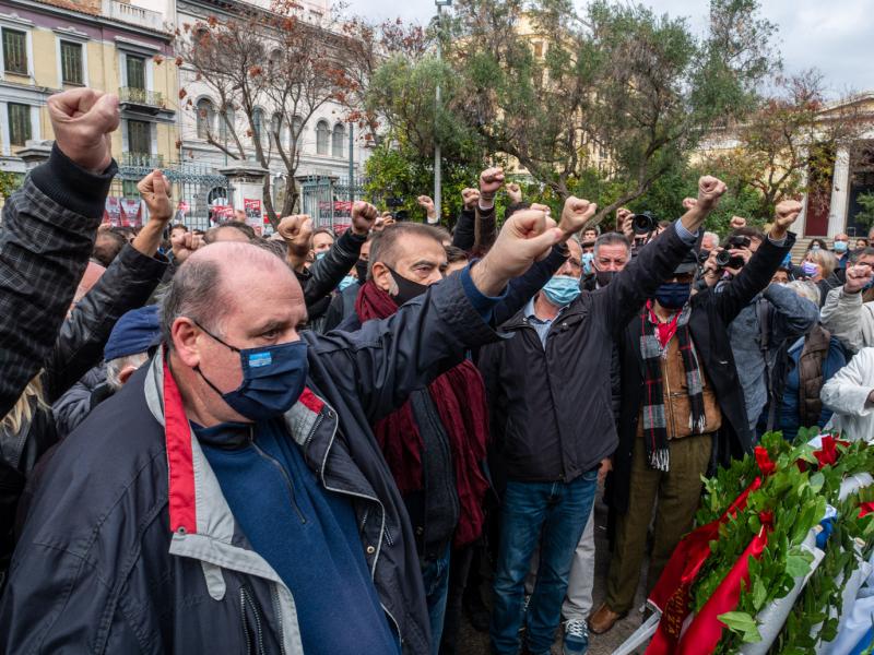 Επέτειος Πολυτεχνείου: Στεφάνια από πολυπληθή αντιπροσωπεία του ΣΥΡΙΖΑ