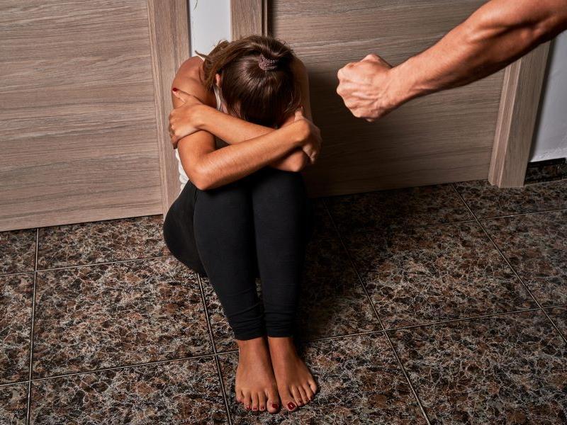 Τραγική ιστορία κακοποίησης: Την ξυλοκόπησε έξω από το σχολείο της κόρης τους 