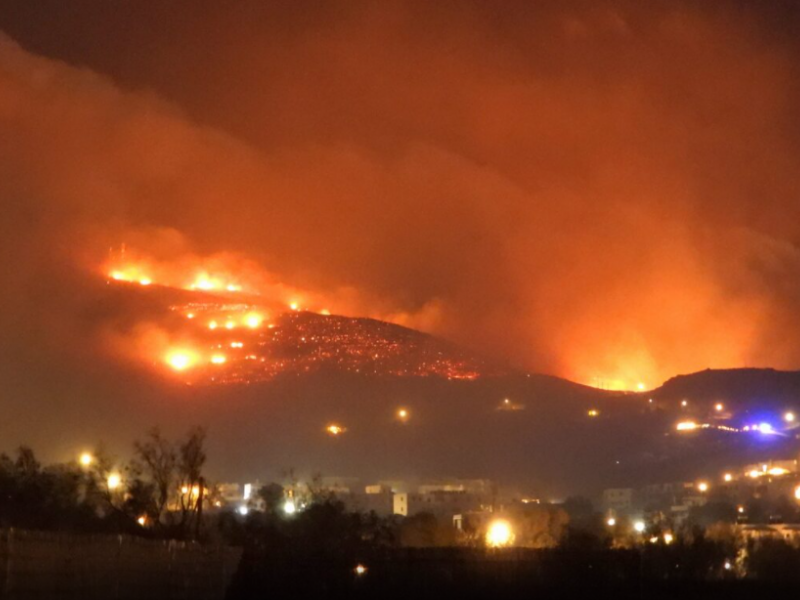 Φωτιά στην Τήνο: Ενισχύονται από Αθήνα, Άνδρο και Σύρο οι πυροσβεστικές δυνάμεις
