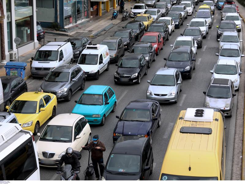 Μποτιλιάρισμα σε Αττική Οδό και Κηφισό: Καραμπόλα 5 αυτοκινήτων
