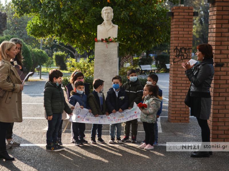 Πολυτεχνείο-Μυτιλήνη: Μαθητές τίμησαν τον ήρωα Μιχάλη Μυρογιάννη