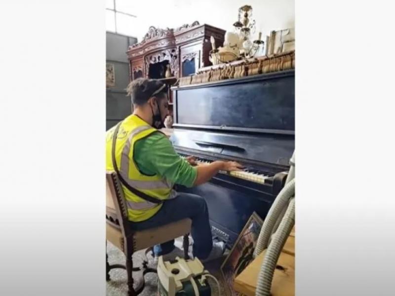 Διανομέας παίζει πιάνο σε παλαιοπωλείο στο Μοσχάτο - Συγκινητικό βίντεο