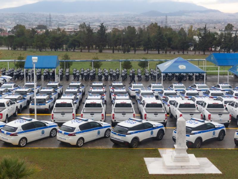 Με περιπολικά ενισχύει η κυβέρνηση την ΕΛΑΣ, ενώ ο κορονοϊός σαρώνει τη χώρα