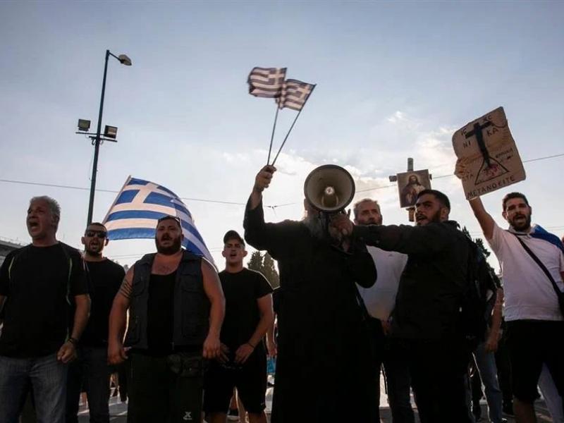 Θεματοφύλακες του Συντάγματος διαδήλωση, ελληνική σημαία, σταυρός, ντουντούκα