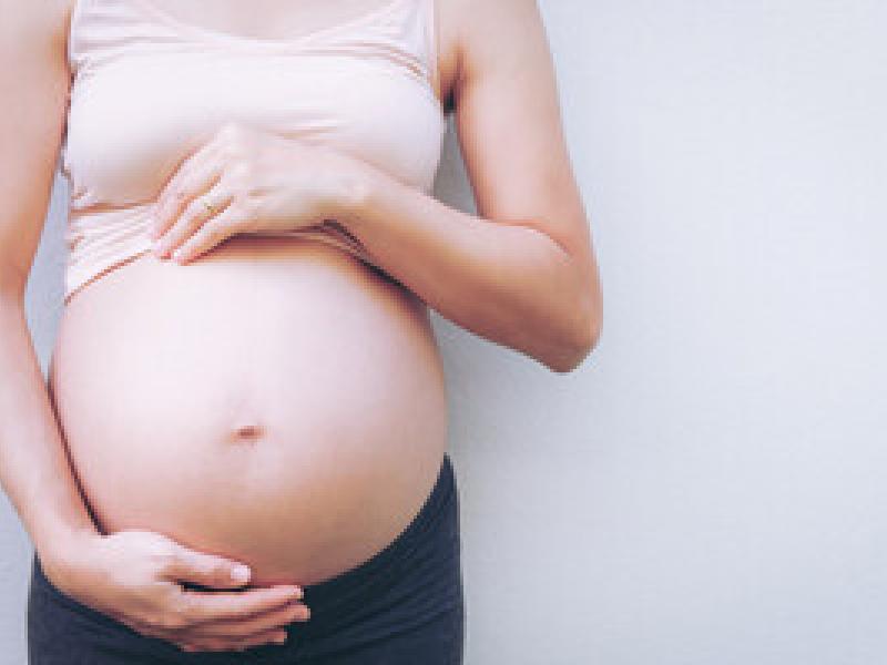 Κορονοϊός: Αυξάνει τον κίνδυνο θανάτου της εγκύου σε οποιοδήποτε στάδιο της κύησης