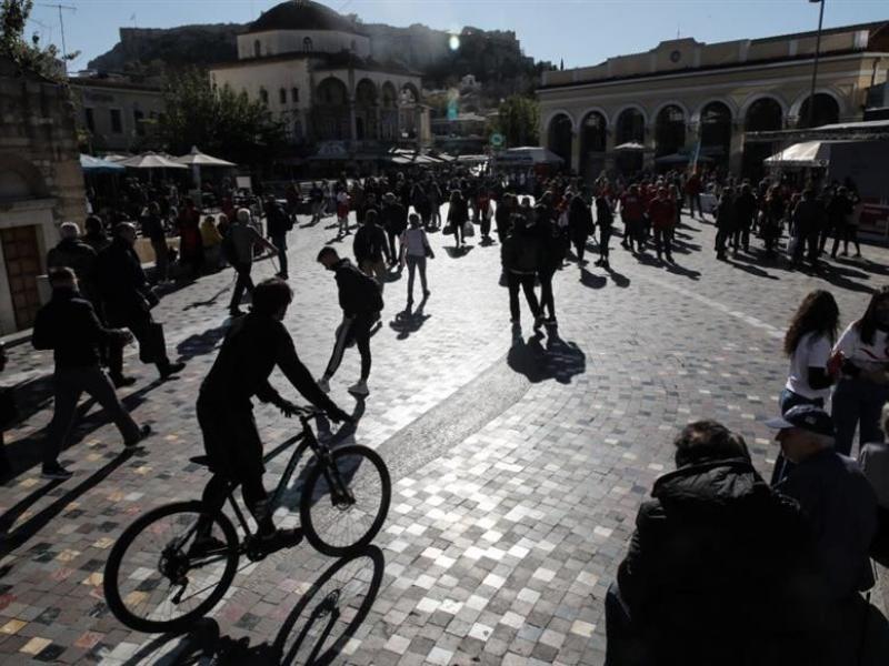 πλατεία Μοναστηράκι, κόσμος, ήλιος ποδήλατο, κορονοϊός