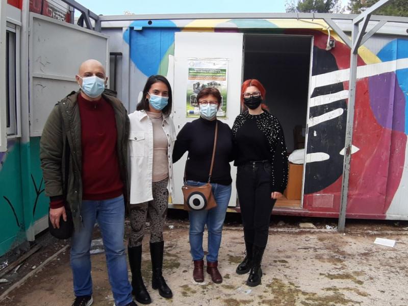 Εκπαιδευτικοί παρέδωσαν είδη πρώτης ανάγκης και δώρα σε προσφυγόπουλα