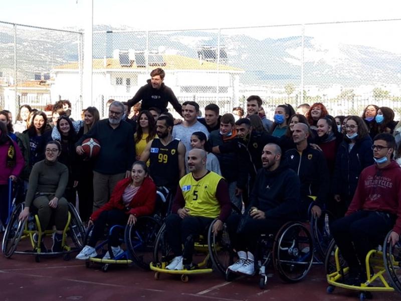Στο 5ο ΓΕΛ Αχαρνών η ομάδα μπάσκετ με αναπηρικά αμαξίδια της ΑΕΚ