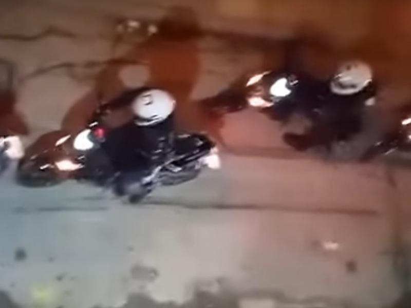 Επέτειος Γρηγορόπουλου: Αστυνομικοί σπάνε τζαμαρία πολυκατοικίας στα Εξάρχεια για να συλλάβουν διαδηλωτές (βίντεο)