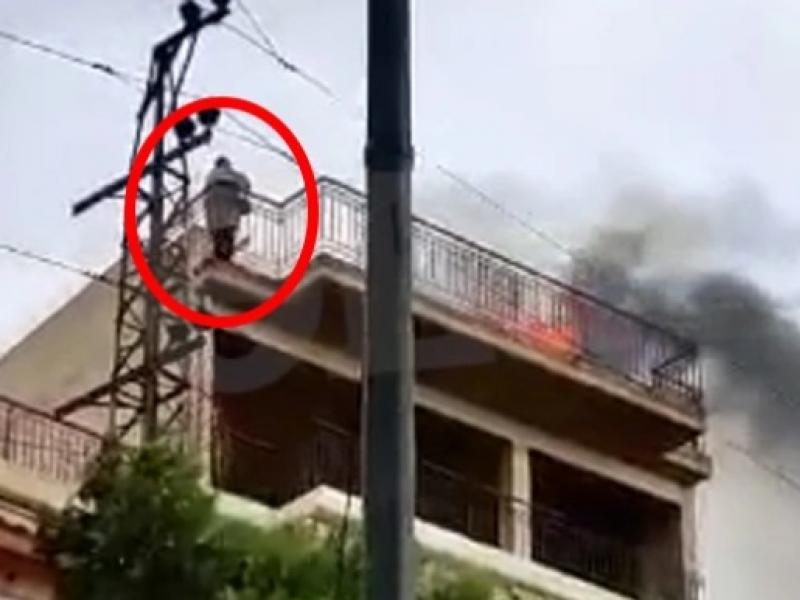 Φωτιά σε πολυκατοικία στο Κερατσίνι - Ένας εγκλωβισμένος στην ταράτσα (video)
