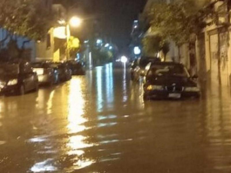 Η κακοκαιρία «χτύπησε» το Μεσολόγγι - Ποτάμια οι δρόμοι, πλημμύρισαν σπίτια