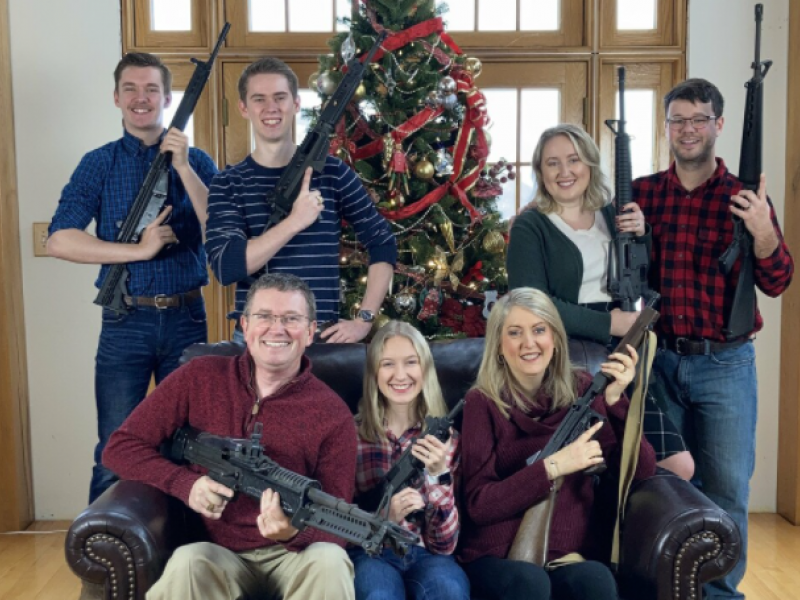 ΗΠΑ: Βουλευτής έβγαλε χριστουγεννιάτικη φωτογραφία με όπλα