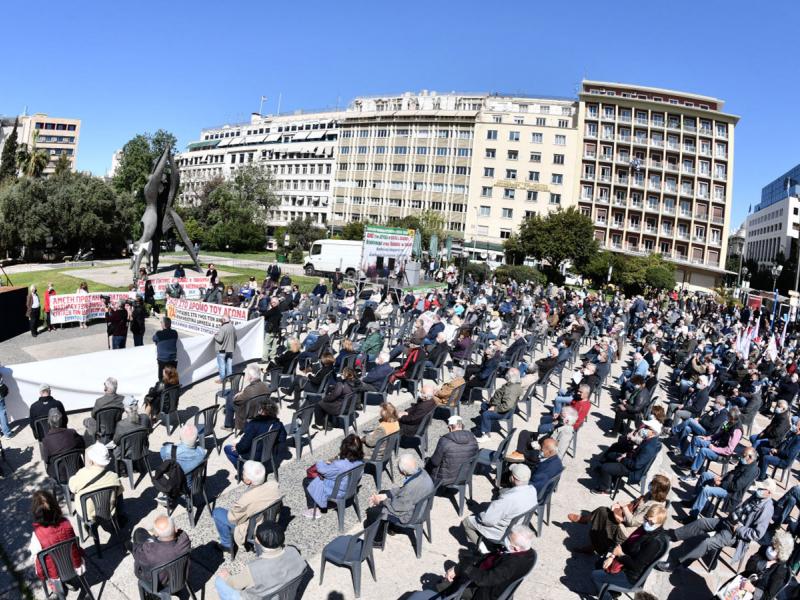 Συγκέντρωση διαμαρτυρίας από συνταξιούχους στην Πλατεία Κλαυθμώνος