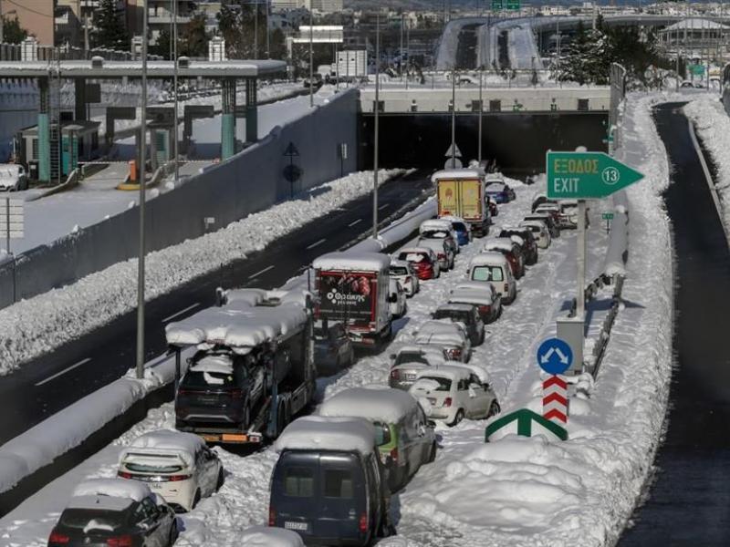 Κακοκαιρία Ελπίς, Αττική Οδός, εγκλωβισμένοι, χιόνια, κακοκαιρία, αυτοκίνητα, αποκλεισμένοι