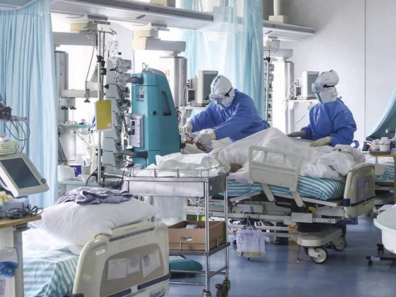Πέθανε ανεμβολίαστος γιατρός στο Λουτράκι, στο νοσοκομείο και η ανεμβολίαστη κόρη του