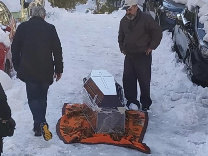 Τραγικό! Έσερναν σε κουβέρτα το φέρετρο λόγω του παγωμένου δρόμου!